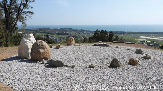 『首飾り—石を持って山に登る』島袋道浩