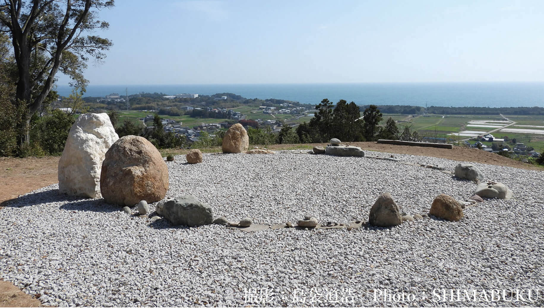 『首飾り—石を持って山に登る』島袋道浩